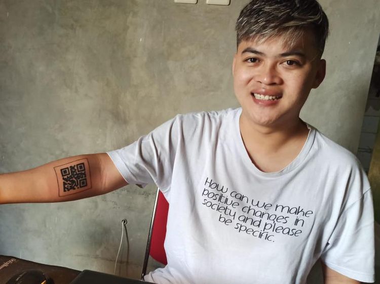 Foto: Pria Gunungkidul Tato Barcode Sertifikat Vaksin di Tangan