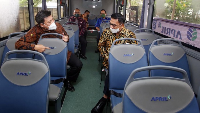 Direktur Utama PT Riau Andalan Pulp and Paper Sihol Aritonang (tengah), Founder PT Mobil Anak Bangsa (MAB) Jenderal (Purn) Moeldoko (Kanan), Presiden Direktur MAB Kelik Irwantono (kiri) memberikan keterangan seusai penyerahan bus listrik di Jakarta, Selasa (31/8/2021). Sebagai upaya menekan emisi di lingkungan perusahaan dan mendukung program pemerintah, Grup APRIL menggandeng PT Mobil Anak Bangsa (MAB) dalam menyediakan dua bus listrik (electric bus) untuk menunjang kegiatan operasional perusahaan.