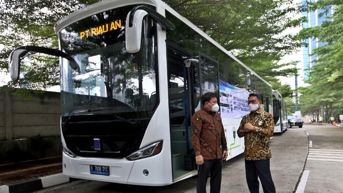 Direktur Utama PT Riau Andalan Pulp and Paper Sihol Aritonang (tengah), Founder PT Mobil Anak Bangsa (MAB) Jenderal (Purn) Moeldoko (Kanan), Presiden Direktur MAB Kelik Irwantono (kiri) memberikan keterangan seusai penyerahan bus listrik di Jakarta, Selasa (31/8/2021). Sebagai upaya menekan emisi di lingkungan perusahaan dan mendukung program pemerintah, Grup APRIL menggandeng PT Mobil Anak Bangsa (MAB) dalam menyediakan dua bus listrik (electric bus) untuk menunjang kegiatan operasional perusahaan.