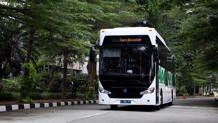 Tekan Emisi, Perusahaan Ini Mulai Pakai Bus Listrik Direktur Utama PT Riau Andalan Pulp and Paper Sihol Aritonang (tengah), Founder PT Mobil Anak Bangsa (MAB) Jenderal (Purn) Moeldoko (Kanan), Presiden Direktur MAB Kelik Irwantono (kiri) memberikan keterangan seusai penyerahan bus listrik di Jakarta, Selasa (31/8/2021). Sebagai upaya menekan emisi di lingkungan perusahaan dan mendukung program pemerintah, Grup APRIL menggandeng PT Mobil Anak Bangsa (MAB) dalam menyediakan dua bus listrik (electric bus) untuk menunjang kegiatan operasional perusahaan.