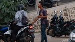 Terlalu! Tepi Jalan di Pamulang Ini Jadi Lokasi Parkir Liar