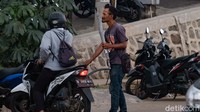 Parkir liar ini dijaga oleh juru parkir yang siap membantu menarik bayaran setiap pengendara.