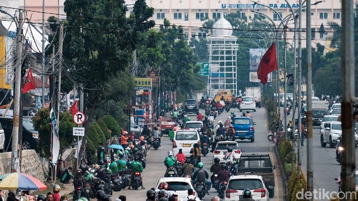 Sejumlah kendaraan terparkir di tepi jalan kawasan Pamulang, Tangsel. Meski rambu dilarang parkir sudah terpasang, area itu masih saja jadi lokasi parkir liar.