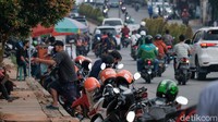 Dalam UU Nomor 22 Tahun 2009 tentang Lalu Lintas dan Angkutan Jalan (LLAJ) pasal 287 ayat (1), parkir sembarangan bisa dikenakan pidana kurungan maksimal 2 bulan atau denda Rp 500 ribu.