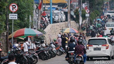 Terlalu! Tepi Jalan di Pamulang Ini Jadi Lokasi Parkir Liar