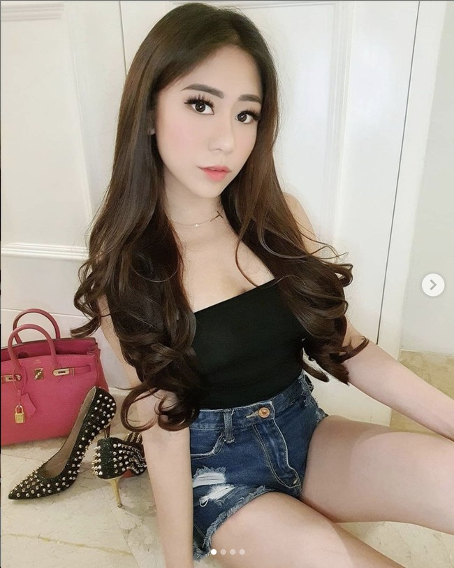 Dalam unggahan Instagram terbarunya, Thata Anma menampilkan foto kakinya yang tampak luka-luka. Thata mengaku luka tersebut didapatnya setelah didorong Sean hingga keluar mobil. Foto: Dok. Instagram @ thata_anma