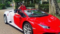 Thata Anma dan Nicholas Sean beberapa kali berpose di atas mobil sport. Foto: dok Thata Anma
