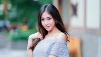 Potret Thata Anma tampil cantik dengan drerss biru muda. Foto: dok instagram Thata Anma