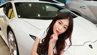 Thata Anma kerap tampil cantik di depan mobil-mobil sport mahal. Foto: dok instagram Thata Anma