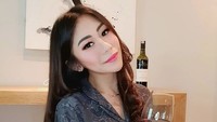 Thata Anma merupakan pesinetron yang kini juga bekerja di sebuah dealer mobil. Foto: dok instagram Thata Anma