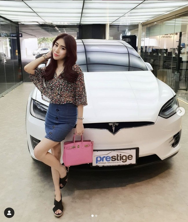 Selain bergaya bersama mobil mewah, Thata juga kerap menampilkan #OOTD dengan barang mahal seperti tas Hermes. Foto: Dok. Instagram @ thata_anma