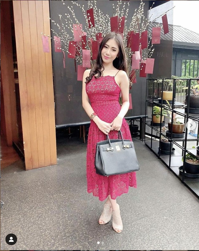 Pada pose lainnya Thata Anma bergaya membawa tas Hermes Birkin berwarna hitam. Foto: Dok. Instagram @ thata_anma