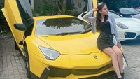 Thata Anma pun dalam laporan polisinya mengaku dianiaya Nicholas Sean di tempat kerjanya. Persisnya di dalam mobil putra Ahok. Foto: dok instagram Thata Anma