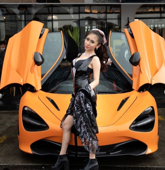 Thata Anma populer di Instagram dengan lebih dari 59 ribu followers. Dalam berbagai unggahannya dia kerap menampilkan gayanya berpose bersama mobil mewah. Thata sendiri menulis di bio Instagramnya dirinya bagian dari Prestige Motorcars, distributor dan importir mobil mewah. Foto: dok instagram Thata Anma