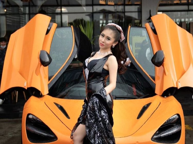 Thata Anma yang Klaim Pacar Anak Ahok Pose di Balik Mobil Super
