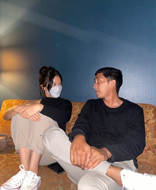 Pada April 2021, di foto ini Tyna sempat memberikan keterangan foto tentang lamanya hubungan pernikahan mereka. Taun ini 12 tahun nikah ya? Jangan lupa kadooo @kenangmirdad, tulis Tyna. Foto: dok. Instagram/@tynakannamirdad