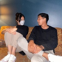 Pada April 2021, di foto ini Tyna sempat memberikan keterangan foto tentang lamanya hubungan pernikahan mereka. Taun ini 12 tahun nikah ya? Jangan lupa kadooo @kenangmirdad, tulis Tyna. Foto: dok. Instagram/@tynakannamirdad