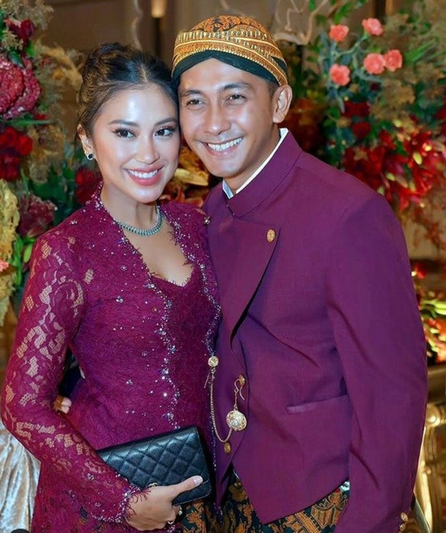 Buntut dari isu keretakan rumah tangga Tyna Kanna Mirdad dan Kenang Mirdad adalah perceraian. Diketahui, Senin (30/8/2021), Tyna menggugat cerai putra Lidya Kandou dan Jamal Mirdad ini. Sebelumnya, pasangan ini dikenal harmonis. Foto: dok. Instagram/@tynakannamirdad