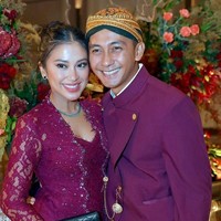 Buntut dari isu keretakan rumah tangga Tyna Kanna Mirdad dan Kenang Mirdad adalah perceraian. Diketahui, Senin (30/8/2021), Tyna menggugat cerai putra Lidya Kandou dan Jamal Mirdad ini. Sebelumnya, pasangan ini dikenal harmonis. Foto: dok. Instagram/@tynakannamirdad