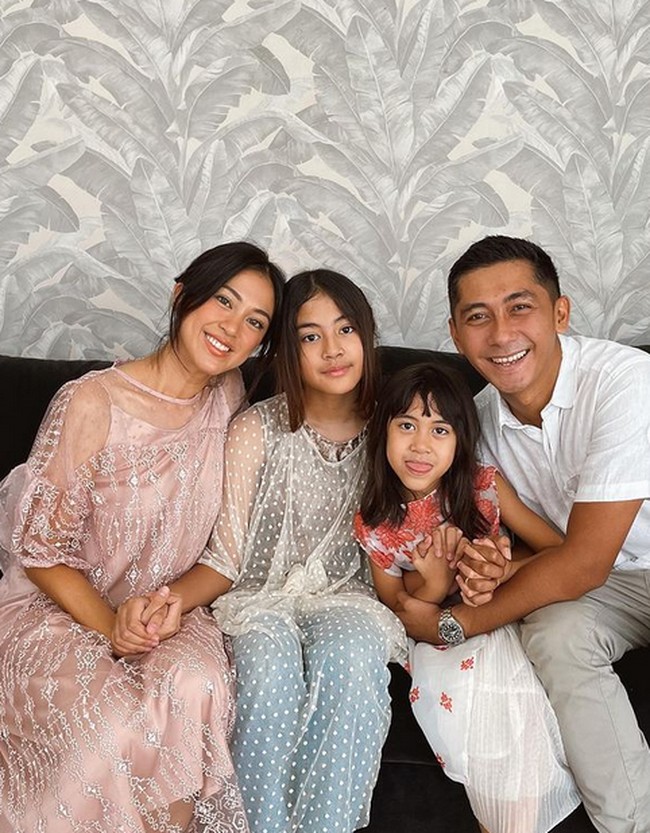 Potret rukun Tyna dan Kenang di momen Lebaran pada Mei 2021.Foto: dok. Instagram/@tynakannamirdad