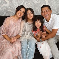 Potret rukun Tyna dan Kenang di momen Lebaran pada Mei 2021.Foto: dok. Instagram/@tynakannamirdad