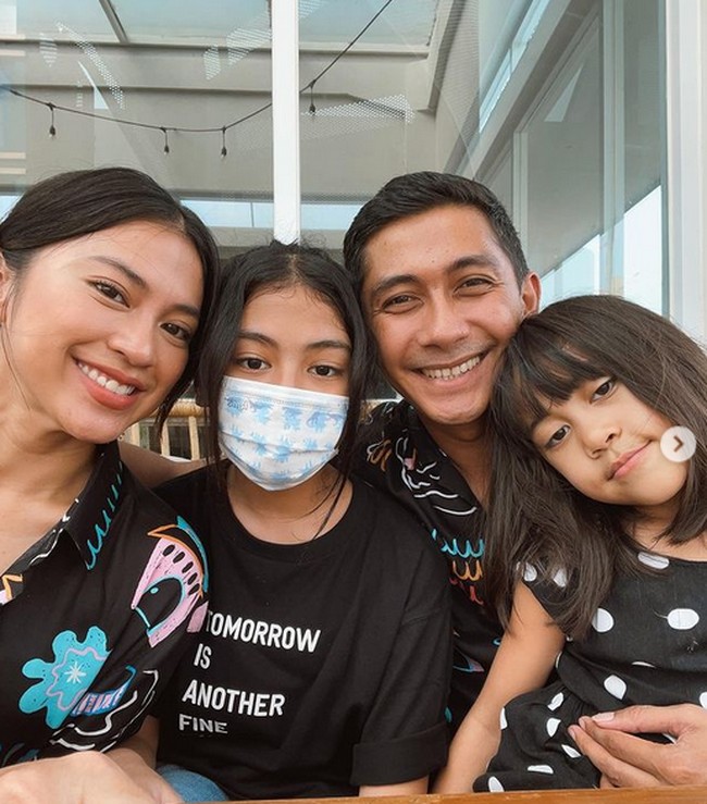 Tyna dan Kenang dianugerahi dua putri cantik bernama Alaia dan Aluna. Inilah potret kekompakan Tyna dan Kenang bersama dua putri mereka. Foto: dok. Instagram/@tynakannamirdad