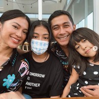 Tyna dan Kenang dianugerahi dua putri cantik bernama Alaia dan Aluna. Inilah potret kekompakan Tyna dan Kenang bersama dua putri mereka. Foto: dok. Instagram/@tynakannamirdad