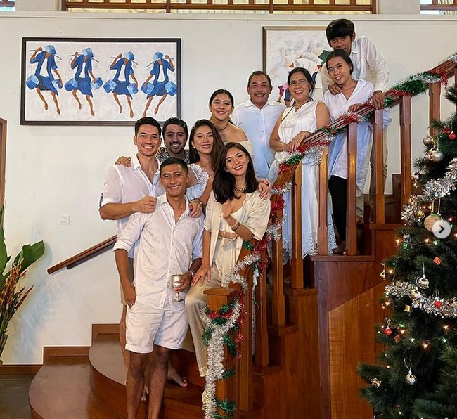 Tyna pun sangat diterima di keluarga Mirdad. Inilah kekompakan Tyna bersama keluarga Kenang Mirdad saat merayakan Hari Natal 2020. Dalam foto ini Tyna ikut hadir dalam merayakan Natal iparnya Nana Mirdad dan ibu mertuanya Lidya Kandou. Foto: dok. Instagram/@tynakannamirdad