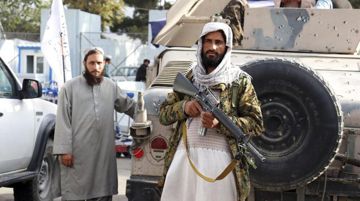 Sejumlah pasukan Taliban berjaga di area sekitar Bandara Internasional Hamid Karzai di Kabul. Mereka bersiaga di kawasan itu usai AS tinggalkan Afghanistan.