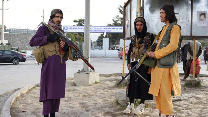 Sejumlah pasukan Taliban berjaga di area sekitar Bandara Internasional Hamid Karzai di Kabul. Mereka bersiaga di kawasan itu usai AS tinggalkan Afghanistan.