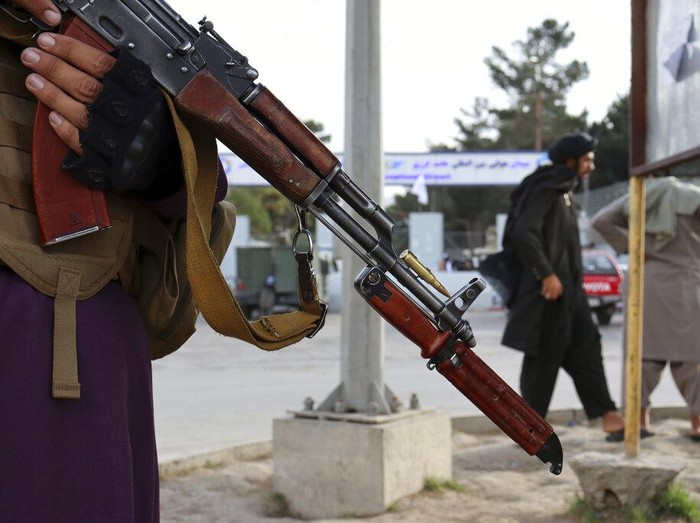 Sejumlah pasukan Taliban berjaga di area sekitar Bandara Internasional Hamid Karzai di Kabul. Mereka bersiaga di kawasan itu usai AS tinggalkan Afghanistan.
