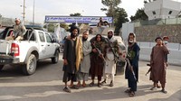 Pasukan Taliban bersenjata lengkap tampak berjaga di area sekitar Bandara Internasional Hamid Karzai, Kabul, Afghanistan, Selasa (31/8/2021). AP Photo/Khwaja Tawfiq Sediqi.