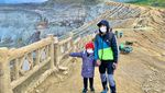 Serunya Trekking di Kawah Ijen, Lihat Pesona Negeri di Atas Awan