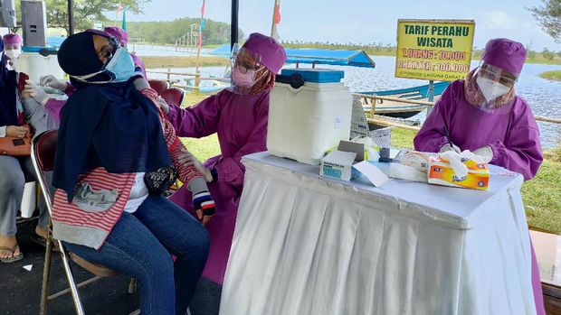 Vaksinasi Covid-19 di Pantai Glagah