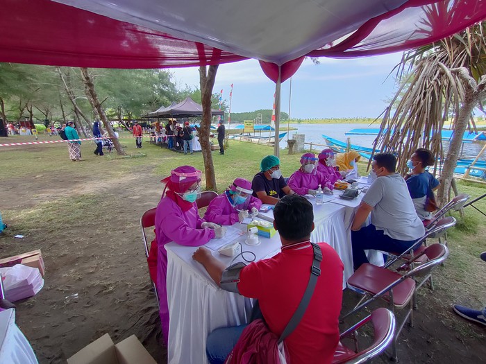 Vaksinasi Covid-19 di Pantai Glagah