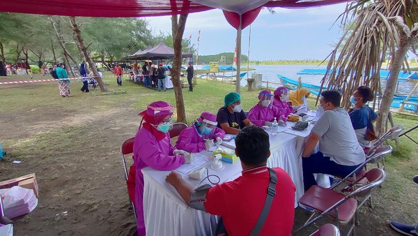 Program vaksinasi ini merupakan yang ke 25 digelar di DIY. Dari rangkaian kegiatan tersebut, sebanyak 90 persen atau 32.000 pelaku wisata di DIY sudah tervaksinasi. Program vaksinasi ini merupakan yang ke 25 digelar di DIY. Dari rangkaian kegiatan tersebut, sebanyak 90 persen atau 32.000 pelaku wisata di DIY sudah tervaksinasi.