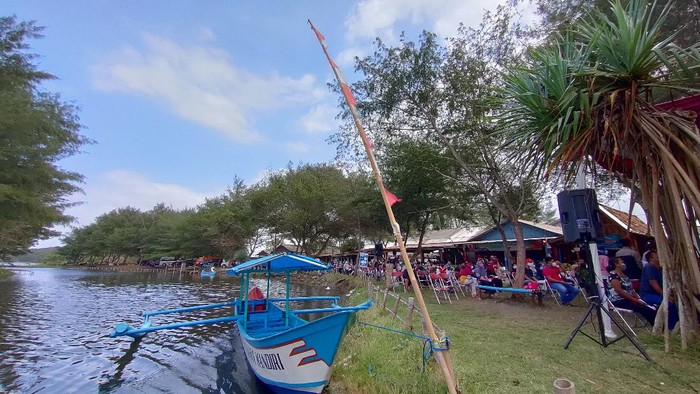 Vaksinasi Covid-19 di Pantai Glagah