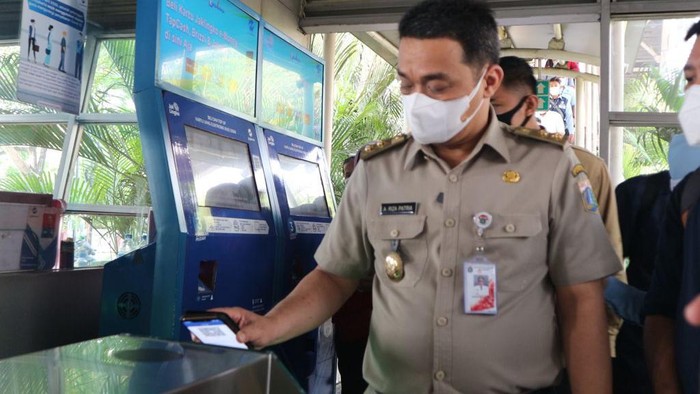 Wagub DKI Jakarta, Ahmad Riza Patria menjajal ujicoba sistem integrasi JakLingko.