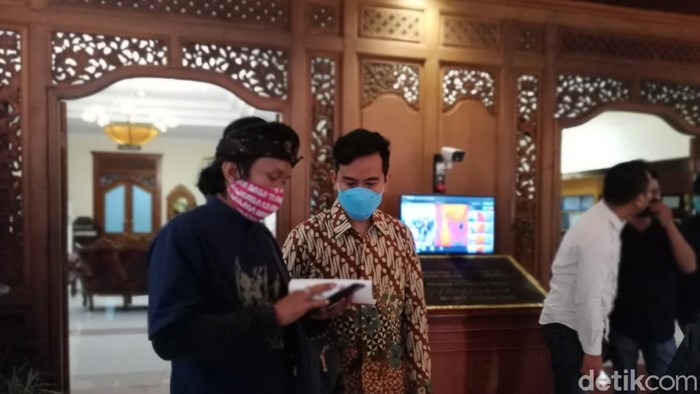 Wali Kota Solo Gibran Rakabuming Raka dan salah satu seniman mural asal Solo