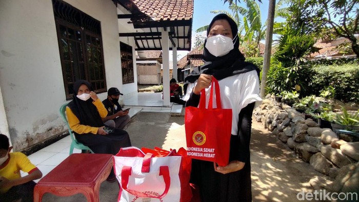 Warga Kuningan yang jalani vaksinasi dan disaksikan langsung Presiden Jokowi.