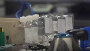 Teori bahwa virus lolos dari Lab Wuhan tidak kredibel. Lab ini dibangun di bawah kerja sama erat antara China dan Prancis. Tidak ada keraguan tentang kepatuhan terhadap standar biosafety tertinggi secara internasional, kata pakar dari Perancis ini kepada media pemerintah China, Xinhua. Foto: YouTube CGTN