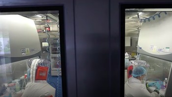 Tampak dua ilmuwan sedang bekerja di laboratorium. Hanya beberapa negara yang punya lab level P4. Selain China, adalah Amerika Serikat, Australia, Kanada, Prancis, Inggris, Jerman, Swedia dan Afrika Selatan. Foto: YouTube CGTN