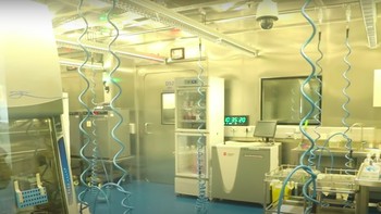 Peralatan laboratorium yang kompleks. Yuan Zhiming selaku direktur WIV mengklaim keamanan di Lab Wuhan ini sangat ketat. Kami punya sistem kompleks untuk listrik, filter udara, kamar mandi darurat, otomasi, keamanan dari api dan sistem pendukung kehidupan, cetusnya. Foto: YouTube CGTN
