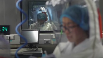 Udara di lab dibersihkan melalui dua kali penyaringan dan segala material selalu disterilisasi dengan temperatur tinggi untuk mencegah kebocoran. Sedangkan staff yang bekerja harus mengenakan kostum khusus. Foto: YouTube CGTN