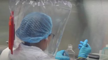 Diklaim bahwa tanpa izin, bahkan nyamuk pun tidak bisa masuk ke lab Wuhan dan tidak ada dari periset kami bisa membawa setetes air atau selembar kertas keluar dari lab. Foto: YouTube CGTN