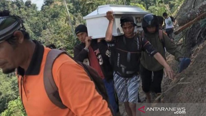 Akibat jalan yang tertimbun longsor dan tak dapat dilalui kendaraan, warga di Kecamatan Kulawi menggotong peti jenazah warga menuju ke rumah duka. (dok Istimewa/ANTARA/HO)