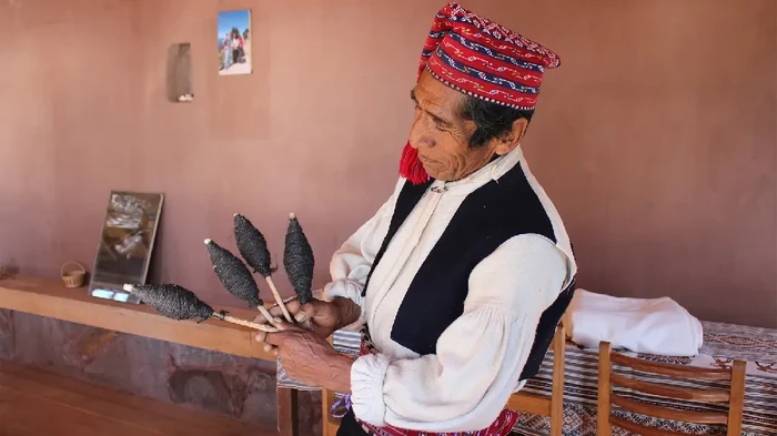 Alejandro Flores Huatta (67) perajut dari Pulau Taquile, Peru