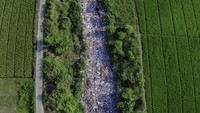 Menurut warga sampah yang berasal dari limbah rumah tangga itu sudah berada di aliran kali tersebut selama enam bulan.