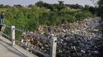 Duh, Sampah Selimuti Aliran Kali di Bekasi