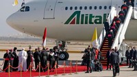 Dari tahun 1964, Alitalia adalah maskapai resmi pemimpin Gereja Katolik, Paus, dengan ukuran pesawat bervariasi berdasarkan jarak yang diterbangi. Pesawat Paus biasanya disebut sebagai gembala satu, setara dengan angkatan udara satu. Armada itu diberi nomor penerbangan AZ4000.